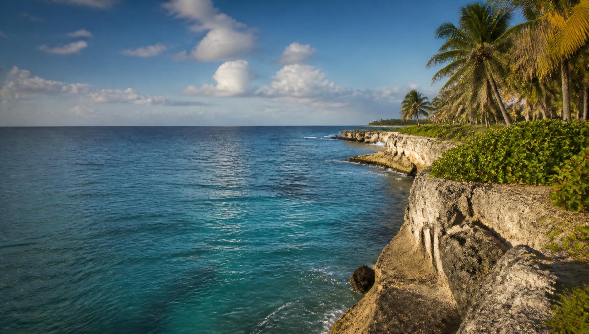 Littoral tropical de Grande-Terre baigné par la lumière du matin